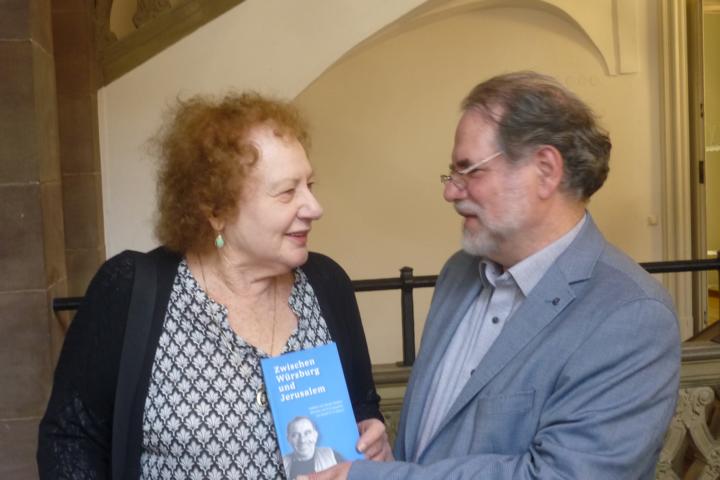 Amadé Esperer, Chana Amichai